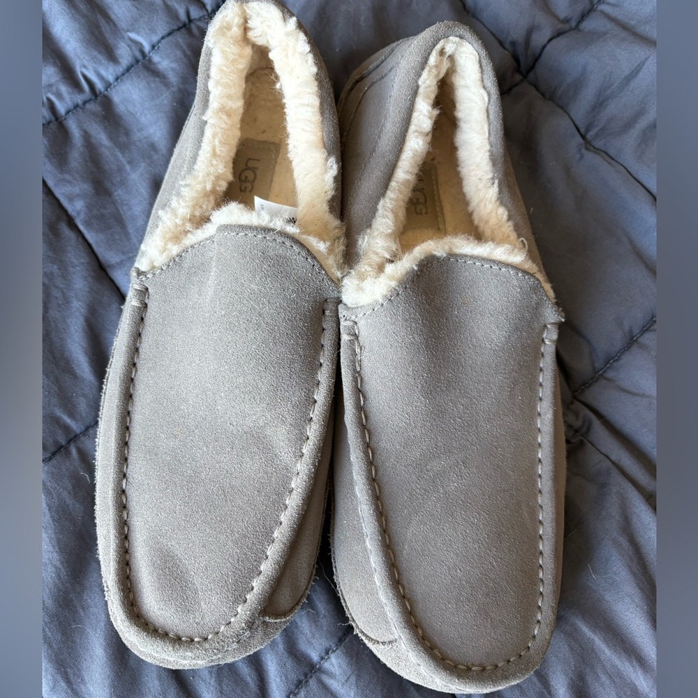 UGG gray Ascot slippers excellent condition